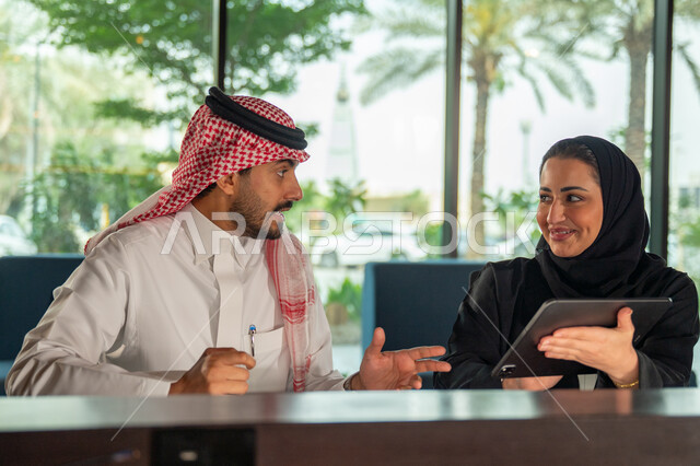  تطوير العمل وحل المشكلات، مهن ووظائف سعودية مكتبية، تبادل الاراء والخبرات، اجتماع رجل وسيدة اعمال عربيان سعوديان خليجيان في مقر الشركة، ادارة العمل باستخدام التابليت، مناقشة وتوزيع مهام العمل، بيئة العمل السعودي، الوحده والعمل الجماعي، تحقيق اهداف الشركة