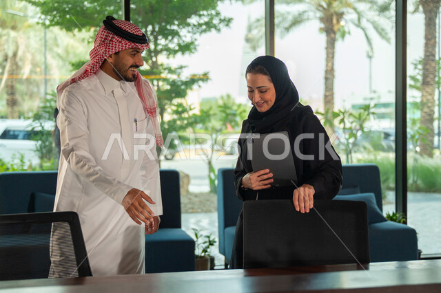  تطوير العمل وحل المشكلات، مهن ووظائف سعودية مكتبية، تبادل الاراء والخبرات، اجتماع رجل وسيدة اعمال عربيان سعوديان خليجيان في مقر الشركة، ادارة العمل باستخدام التابليت، مناقشة وتوزيع مهام العمل، بيئة العمل السعودي، الوحده والعمل الجماعي، تحقيق اهداف الشركة