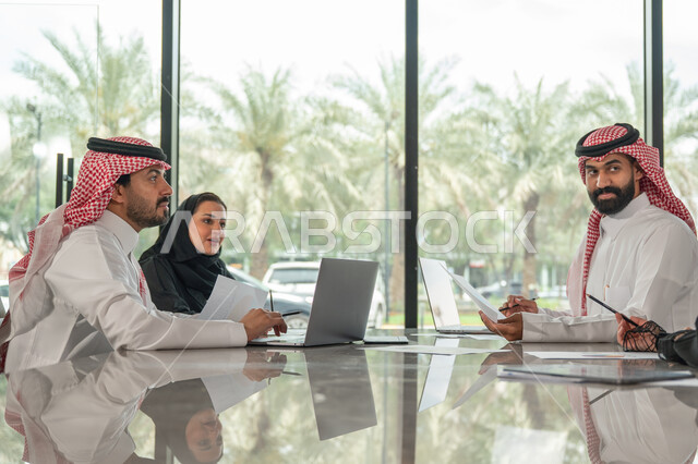 شرح و تحليل الرسوم البيانية, دمج الأجهزة التقنية الحديثة بالأعمال المكتبية، دراسة أوراق البيانات الإحصائية, تطوير المشاريع و الاستثمارات, إدارة و تقسيم المهام، فريق عمل عربي خليجي سعودي يقوم بإجراء اجتماع عمل داخل غرفة الاجتماعات في مقر الشركة