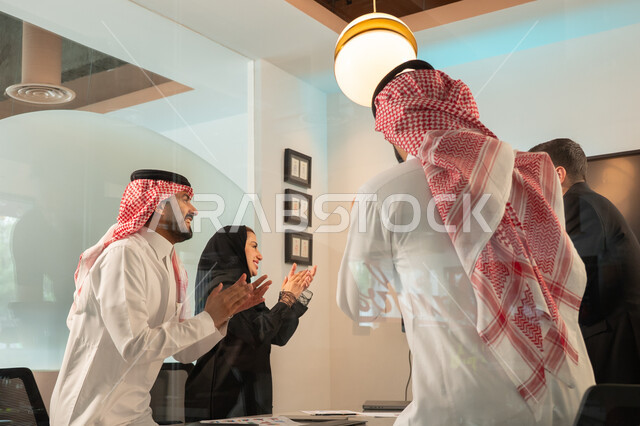 دمج الأجهزة التقنية الحديثة بالأعمال المكتبية، دراسة أوراق البيانات الإحصائية, تطوير المشاريع و الاستثمارات, إدارة و تقسيم المهام، فريق عمل عربي خليجي سعودي يقوم بإجراء اجتماع عمل داخل غرفة الاجتماعات في مقر الشركة، شرح و تحليل الرسوم البيانية