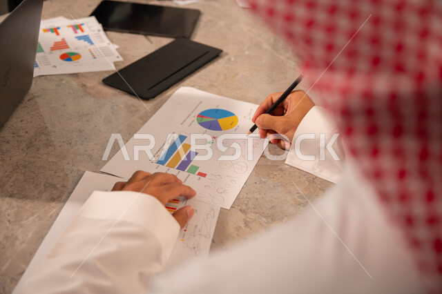  مهنة ووظيفة سعودية مكتبية، تطوير العمل وحل المشكلات، صورة مقربة لرجل عربي خليجي سعودي يعمل داخل مقر الشركة، تطوير ودراسة وتحليل المشاريع الجديدة، تحليل النتائج والرسوم البيانية، استخدام جهاز تقني حديث