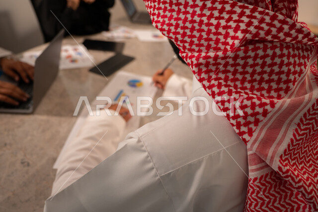  مهنة ووظيفة سعودية مكتبية، تطوير العمل وحل المشكلات، صورة مقربة لرجل عربي خليجي سعودي يعمل داخل مقر الشركة، تطوير ودراسة وتحليل المشاريع الجديدة، تحليل النتائج والرسوم البيانية، استخدام جهاز تقني حديث