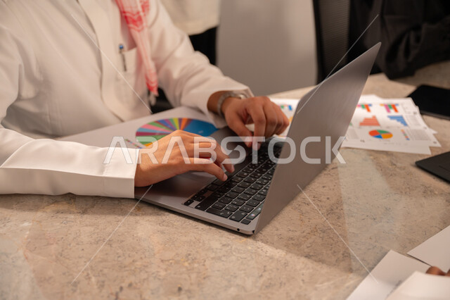  مهنة ووظيفة سعودية مكتبية، تطوير العمل وحل المشكلات، صورة مقربة لرجل عربي خليجي سعودي يعمل داخل مقر الشركة، تطوير ودراسة وتحليل المشاريع الجديدة، تحليل النتائج والرسوم البيانية، استخدام جهاز تقني حديث