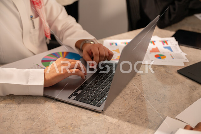  مهنة ووظيفة سعودية مكتبية، تطوير العمل وحل المشكلات، صورة مقربة لرجل عربي خليجي سعودي يعمل داخل مقر الشركة، تطوير ودراسة وتحليل المشاريع الجديدة، تحليل النتائج والرسوم البيانية، استخدام جهاز تقني حديث