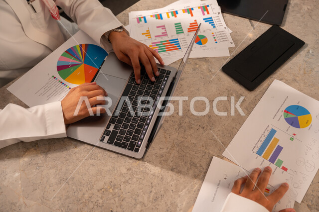  مهنة ووظيفة سعودية مكتبية، تطوير العمل وحل المشكلات، صورة مقربة لرجل عربي خليجي سعودي يعمل داخل مقر الشركة، تطوير ودراسة وتحليل المشاريع الجديدة، تحليل النتائج والرسوم البيانية، استخدام جهاز تقني حديث