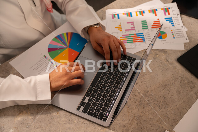  مهنة ووظيفة سعودية مكتبية، تطوير العمل وحل المشكلات، صورة مقربة لرجل عربي خليجي سعودي يعمل داخل مقر الشركة، تطوير ودراسة وتحليل المشاريع الجديدة، تحليل النتائج والرسوم البيانية، استخدام جهاز تقني حديث