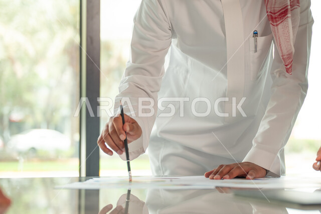  تطوير ودراسة وتحليل المشاريع الجديدة، الوحدة والعمل الجماعي، ورش عمل وتدريب، تحليل النتائج والرسوم البيانية، مهنة ووظيفة سعودية مكتبية، تطوير العمل وحل المشكلات، اجراء اجتماع لفريق عمل عربي خليجي سعودي داخل مقر الشركة