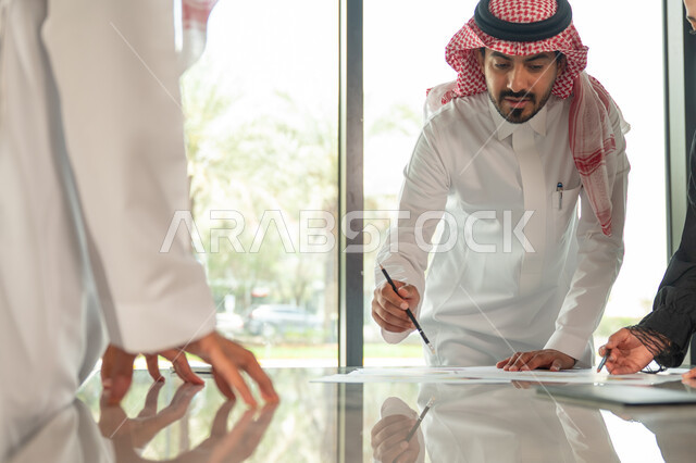  تطوير ودراسة وتحليل المشاريع الجديدة، الوحدة والعمل الجماعي، ورش عمل وتدريب، تحليل النتائج والرسوم البيانية، مهنة ووظيفة سعودية مكتبية، تطوير العمل وحل المشكلات، اجراء اجتماع لفريق عمل عربي خليجي سعودي داخل مقر الشركة