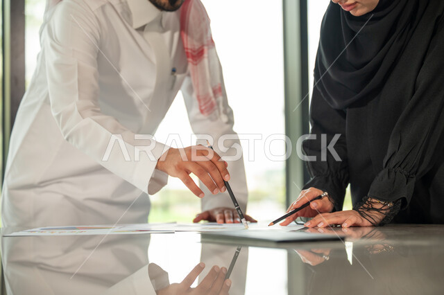  تطوير ودراسة وتحليل المشاريع الجديدة، الوحدة والعمل الجماعي، ورش عمل وتدريب، تحليل النتائج والرسوم البيانية، مهنة ووظيفة سعودية مكتبية، تطوير العمل وحل المشكلات، اجراء اجتماع لفريق عمل عربي خليجي سعودي داخل مقر الشركة