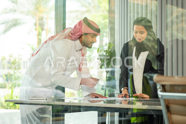  تطوير ودراسة وتحليل المشاريع الجديدة، الوحدة والعمل الجماعي، ورش عمل وتدريب، تحليل النتائج والرسوم البيانية، مهنة ووظيفة سعودية مكتبية، تطوير العمل وحل المشكلات، اجراء اجتماع لفريق عمل عربي خليجي سعودي داخل مقر الشركة