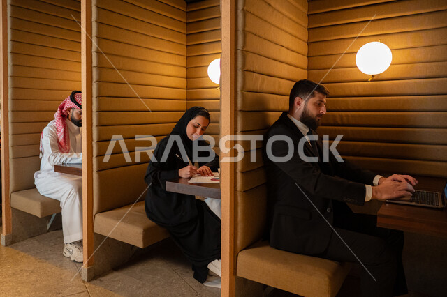  إدارة شؤون الأعمال وتنظيمها, استخدام الأجهزة التقنية الحديثة, موظفون عربيون خليجيون سعوديون يجلسون داخل مكاتبهم يقومون بإنجاز مهام العمل، مهن و وظائف مكتبية, بيئة العمل المريحة في الشركات السعودية