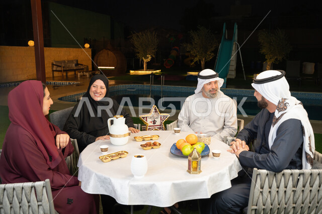 تعابير السعادة والسرور بلمة الاهل، التسامر وتبادل الأحاديث بين أفراد الأسرة، أجواء عائلية دينية رمضانية سعيدة، ديكور وزينة المناسبات الإسلامية، عائلة عربية خليجية اماراتية مجتمعة في احدى الشاليهات الراقية