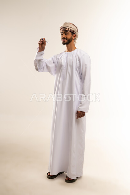 التأكد من نظافة الأسنان بعد تناول الطعام، المحافظة على ابتسامة ناصعة البياض، بورتريه لرجل عربي خليجي عماني يرتدي الدشداشة والعمامة يمسك بيده الخيط السني, مفهوم العناية بصحة الفم، الاهتمام بالأناقة والمظهر الخارجي، الجسم بالطول الكامل، خلفية بيضاء