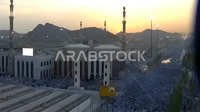 مفهوم العبادة والتقرب إلى الله، الحجاج والمعتمرين في مكة المكرمة، آدء مناسك الحج في يوم عرفة, مقصد المسلمين من أنحاء العالم, مكان ومعلم إسلامي ديني مقدس في المملكة العربية السعودية
