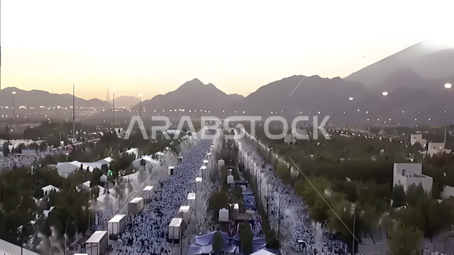 مفهوم العبادة والتقرب إلى الله، الحجاج والمعتمرين في مكة المكرمة، آدء مناسك الحج في يوم عرفة, مقصد المسلمين من أنحاء العالم, مكان ومعلم إسلامي ديني مقدس في المملكة العربية السعودية