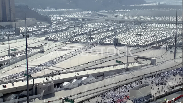 مفهوم العبادة والتقرب إلى الله، الحجاج والمعتمرين في مكة المكرمة، آدء مناسك الحج في يوم عرفة, مقصد المسلمين من أنحاء العالم, مكان ومعلم إسلامي ديني مقدس في المملكة العربية السعودية