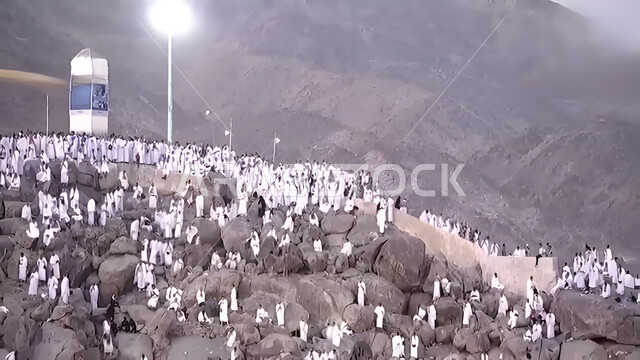 حشود الحجاج على جبل عرفات، مفهوم العبادة والتقرب إلى الله، الحجاج والمعتمرين في مكة المكرمة، آدء مناسك الحج في يوم عرفة, مقصد المسلمين من أنحاء العالم, مكان ومعلم إسلامي ديني مقدس في المملكة العربية السعودية