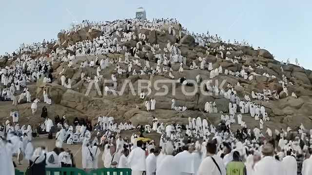 حشود الحجاج على جبل عرفات، مفهوم العبادة والتقرب إلى الله، الحجاج والمعتمرين في مكة المكرمة، آدء مناسك الحج في يوم عرفة, مقصد المسلمين من أنحاء العالم, مكان ومعلم إسلامي ديني مقدس في المملكة العربية السعودية