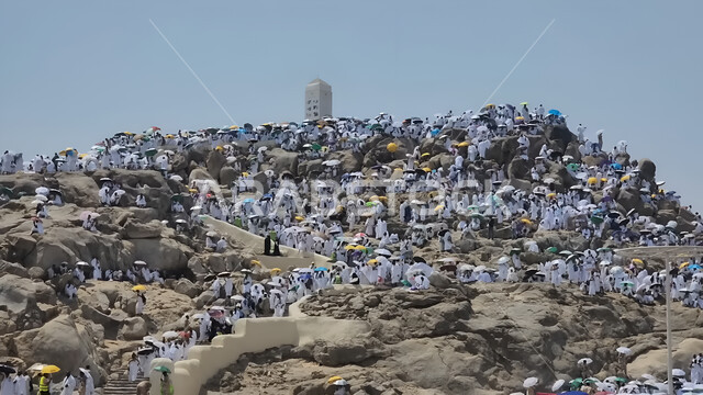 حشود الحجاج على جبل عرفات، مفهوم العبادة والتقرب إلى الله، الحجاج والمعتمرين في مكة المكرمة، آدء مناسك الحج في يوم عرفة, مقصد المسلمين من أنحاء العالم, مكان ومعلم إسلامي ديني مقدس في المملكة العربية السعودية