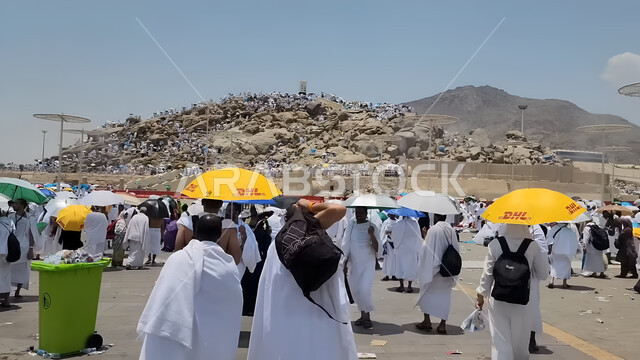 حشود الحجاج على جبل عرفات، مفهوم العبادة والتقرب إلى الله، الحجاج والمعتمرين في مكة المكرمة، آدء مناسك الحج في يوم عرفة, مقصد المسلمين من أنحاء العالم, مكان ومعلم إسلامي ديني مقدس في المملكة العربية السعودية