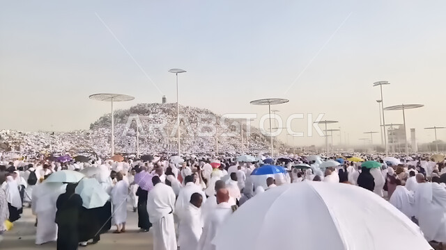 حشود الحجاج على جبل عرفات، مفهوم العبادة والتقرب إلى الله، الحجاج والمعتمرين في مكة المكرمة، آدء مناسك الحج في يوم عرفة, مقصد المسلمين من أنحاء العالم, مكان ومعلم إسلامي ديني مقدس في المملكة العربية السعودية