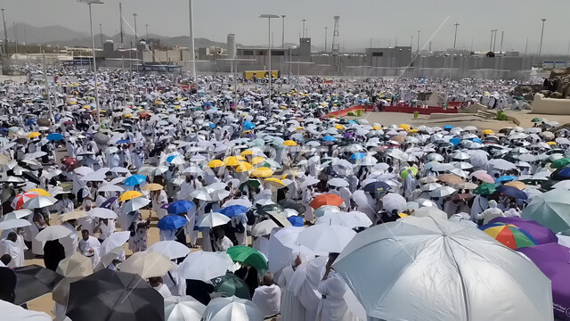 حشود الحجاج على جبل عرفات، مفهوم العبادة والتقرب إلى الله، الحجاج والمعتمرين في مكة المكرمة، آدء مناسك الحج في يوم عرفة, مقصد المسلمين من أنحاء العالم, مكان ومعلم إسلامي ديني مقدس في المملكة العربية السعودية