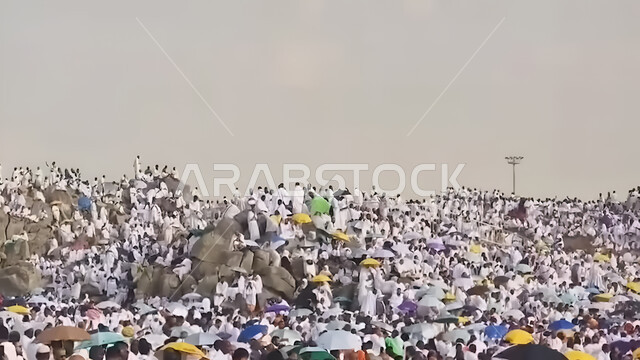 حشود الحجاج على جبل عرفات، مفهوم العبادة والتقرب إلى الله، الحجاج والمعتمرين في مكة المكرمة، آدء مناسك الحج في يوم عرفة, مقصد المسلمين من أنحاء العالم, مكان ومعلم إسلامي ديني مقدس في المملكة العربية السعودية