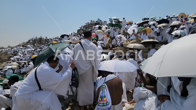 حشود الحجاج على جبل عرفات، مفهوم العبادة والتقرب إلى الله، الحجاج والمعتمرين في مكة المكرمة، آدء مناسك الحج في يوم عرفة, مقصد المسلمين من أنحاء العالم, مكان ومعلم إسلامي ديني مقدس في المملكة العربية السعودية