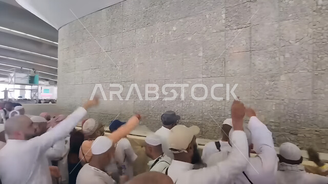 منطقة رمي الجمرات في مكة المكرمة, معالم إسلامية مشهورة, أجواء روحانية دينية, قدوم المسلمين من شتى أنحاء العالم إلى المملكة العربية السعودية لأداء مناسك الحج في شهر ذي الحجة, فضل وثواب الدعاء والتقرب إلى الله, اسلاميات وعبادة
