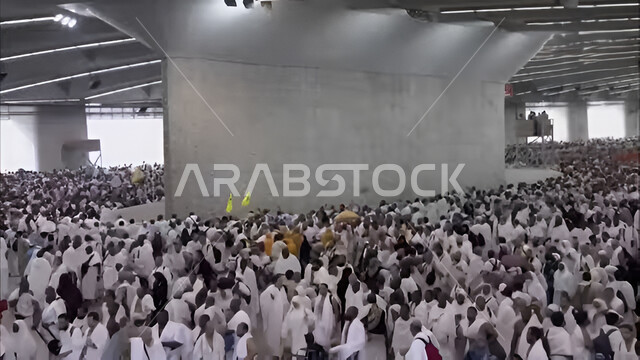 منطقة رمي الجمرات في مكة المكرمة, معالم إسلامية مشهورة, أجواء روحانية دينية, قدوم المسلمين من شتى أنحاء العالم إلى المملكة العربية السعودية لأداء مناسك الحج في شهر ذي الحجة, فضل وثواب الدعاء والتقرب إلى الله, اسلاميات وعبادة