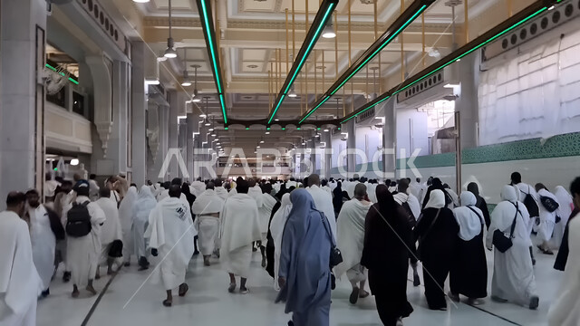 الحجاج والمعتمرين في المسعى بمكة المكرمة في المملكة العربية السعودية، السعي بين الصفا والمروة، اداء مناسك الحج والعمرة، العبادة والتقرب الى الله، مكان إسلامي مقدس