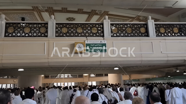 الحجاج والمعتمرين في المسعى بمكة المكرمة في المملكة العربية السعودية، السعي بين الصفا والمروة، اداء مناسك الحج والعمرة، العبادة والتقرب الى الله، مكان إسلامي مقدس