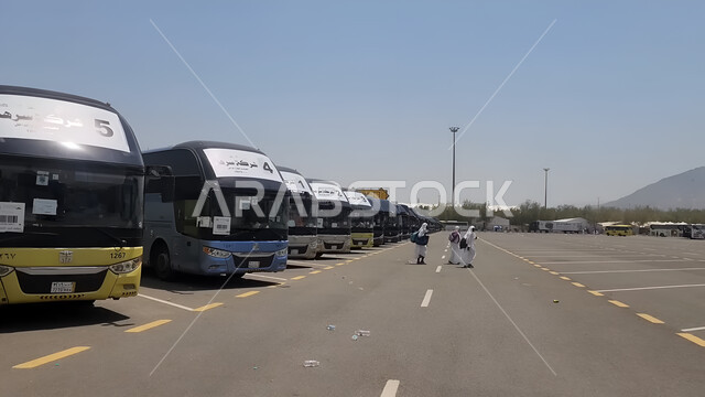 باصات نقل الحجاج والمعتمرين الى مكة المكرمة,  أداء مناسك الحج والعمرة, أماكن ومعالم دينية اسلامية مقدسة, الحرم المكي الشريف في مكة المكرمة في المملكة العربية السعودية, وسائل النقل و المواصلات 