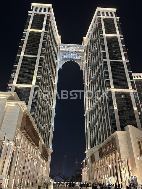 التقدم والتطور العمراني للأبراح وناطحات السحاب في مكة المكرمة, الفن الهندسي المعماري لفندق العنوان جبل عمر في الليل, المصلى المعلق في مكة المكرمة في المملكة العربية السعودية، المباني والابراح الفندقية الفاخرة، معالم دينية مقدسة, أماكن سياحية مشهورة