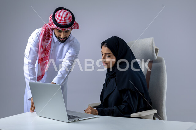 مناقشة وتوزيع مهام العمل، تطوير العمل وحل المشكلات، مهن ووظائف سعودية مكتبية، تبادل الاراء والخبرات، بورتريه لرجل وسيدة اعمال عربيان سعوديان خليجيان في مقر الشركة، ادارة العمل باستخدام الحاسب المحمول، الوحده والعمل الجماعي، تحقيق اهداف الشركة، خلفية بيضاء