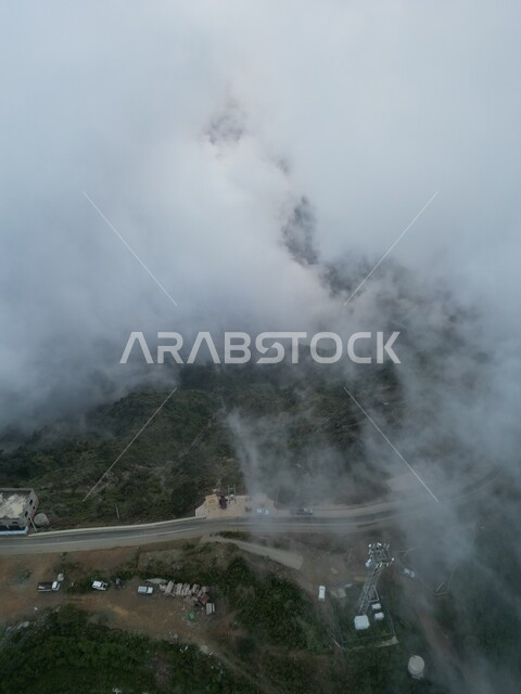 السماء المليئة بالغيوم والسحب البيضاء فوق جبال فيفاء، النباتات الطبيعية على القمم والمرتفعات الجبلية، المدرجات الزراعية الخضراء في جازان في المملكة العربية السعودية, اماكن ومعالم سياحية طبيعيه في السعودية، خلفية الطبيعة