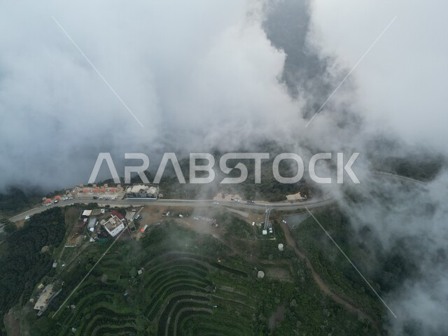 السماء المليئة بالغيوم والسحب البيضاء فوق جبال فيفاء، النباتات الطبيعية على القمم والمرتفعات الجبلية، المدرجات الزراعية الخضراء في جازان في المملكة العربية السعودية, اماكن ومعالم سياحية طبيعيه في السعودية، خلفية الطبيعة