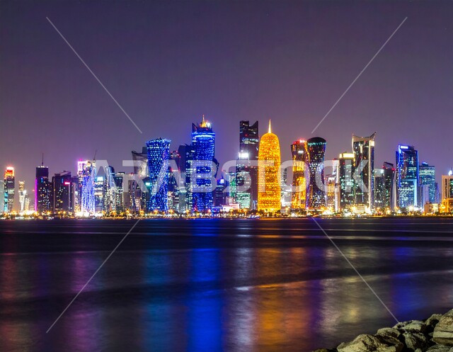 الفن الهندسي للابراج وناطحات السحاب المضيئة في الليل، التطور والتقدم العمراني للمنشأت القطرية على كورنيش الدوحة، أماكن سياحية مشهورة، مناطق جذب واستقطاب السياح من جميع انحاء العالم، التصاميم الهندسية المعمارية على الطراز الحديث والمتطور في دولة قطر