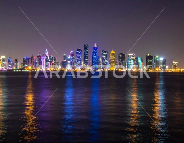 الفن الهندسي للابراج وناطحات السحاب المضيئة في الليل، التطور والتقدم العمراني للمنشأت القطرية على كورنيش الدوحة، أماكن سياحية مشهورة، مناطق جذب واستقطاب السياح من جميع انحاء العالم، التصاميم الهندسية المعمارية على الطراز الحديث والمتطور في دولة قطر