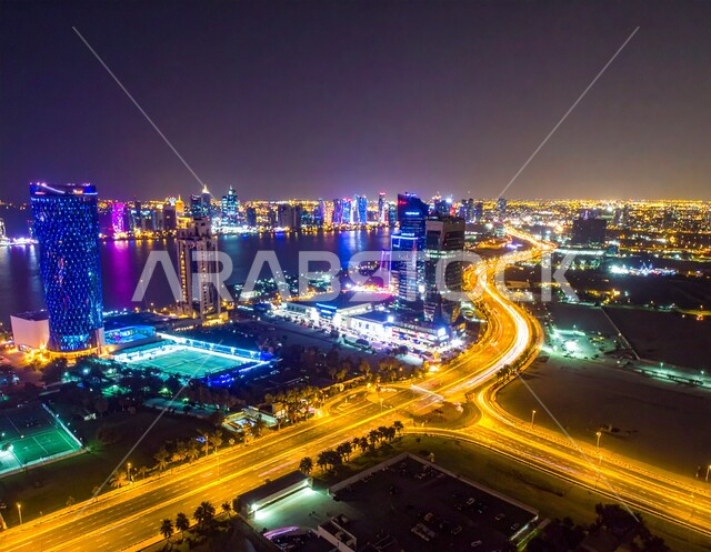 الفن الهندسي للابراج وناطحات السحاب المضيئة في الليل، التطور والتقدم العمراني للمنشأت القطرية على كورنيش الدوحة، أماكن سياحية مشهورة، مناطق جذب واستقطاب السياح من جميع انحاء العالم، التصاميم الهندسية المعمارية على الطراز الحديث والمتطور في دولة قطر