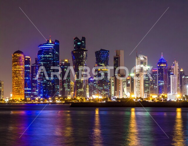 الفن الهندسي للابراج وناطحات السحاب المضيئة في الليل، التطور والتقدم العمراني للمنشأت القطرية على كورنيش الدوحة، أماكن سياحية مشهورة، مناطق جذب واستقطاب السياح من جميع انحاء العالم، التصاميم الهندسية المعمارية على الطراز الحديث والمتطور في دولة قطر