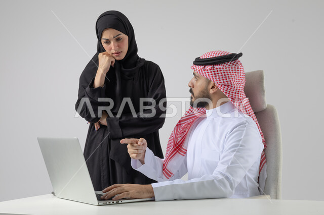 تبادل الاراء والخبرات، بورتريه لرجل وسيدة اعمال عربيان سعوديان خليجيان في مقر الشركة، ادارة العمل باستخدام الحاسب المحمول، الوحده والعمل الجماعي، تحقيق اهداف الشركة، مناقشة وتوزيع مهام العمل، تطوير العمل وحل المشكلات، مهن ووظائف سعودية مكتبية، خلفية بيضاء