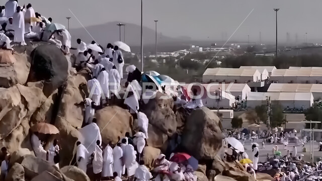 حشود الحجاج على جبل عرفات، مفهوم العبادة والتقرب إلى الله، الحجاج والمعتمرين في مكة المكرمة، آدء مناسك الحج في يوم عرفة, مقصد المسلمين من أنحاء العالم, مكان ومعلم إسلامي ديني مقدس في المملكة العربية السعودية