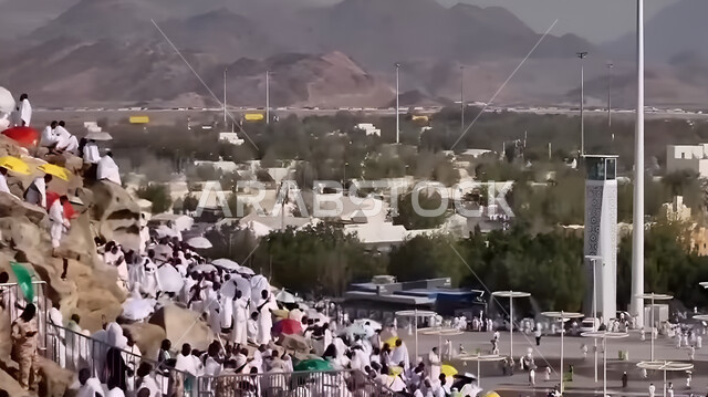 حشود الحجاج على جبل عرفات، مفهوم العبادة والتقرب إلى الله، الحجاج والمعتمرين في مكة المكرمة، آدء مناسك الحج في يوم عرفة, مقصد المسلمين من أنحاء العالم, مكان ومعلم إسلامي ديني مقدس في المملكة العربية السعودية