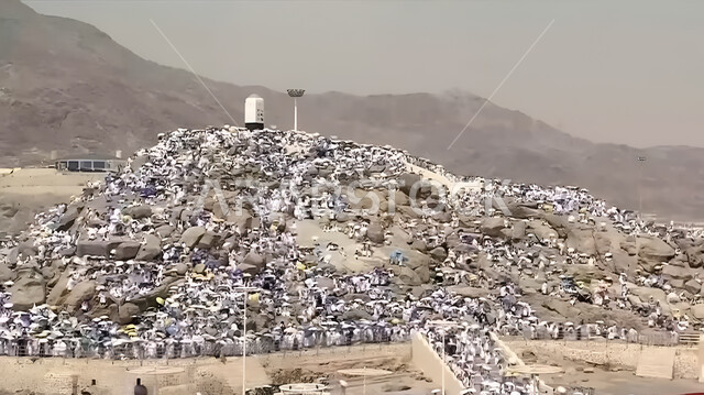 حشود الحجاج على جبل عرفات، مفهوم العبادة والتقرب إلى الله، الحجاج والمعتمرين في مكة المكرمة، آدء مناسك الحج في يوم عرفة, مقصد المسلمين من أنحاء العالم, مكان ومعلم إسلامي ديني مقدس في المملكة العربية السعودية