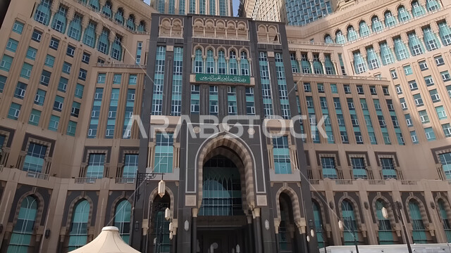 التقدم والنمو العمراني للفنادق والمباني المطلة على الحرم المكي الشريف، مكان ومعلم ديني مقدس في المملكة العربية السعودية, صورة علوية للكعبة المشرفة في المسجد الحرام في مكة المكرمة، مقصد المسلمين من مختلف البلدان
