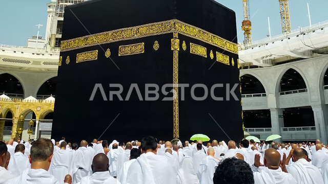 بيت الله الحرام في ساحات الحرم المكي الشريف، طواف الحجاج والمسلمين حول الكعبة المشرفة بمكة المكرمة, مقصد المسلمين من أنحاء العالم، أداء مناسك الحج والعمرة، الأماكن والمعالم الدينية الإسلامية المقدسة في المملكة العربية السعودية, العبادة والتقرب إلى الله تعالى