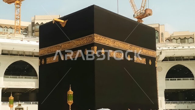 بيت الله الحرام في ساحات الحرم المكي الشريف، طواف الحجاج والمسلمين حول الكعبة المشرفة بمكة المكرمة, مقصد المسلمين من أنحاء العالم، أداء مناسك الحج والعمرة، الأماكن والمعالم الدينية الإسلامية المقدسة في المملكة العربية السعودية, العبادة والتقرب إلى الله تعالى