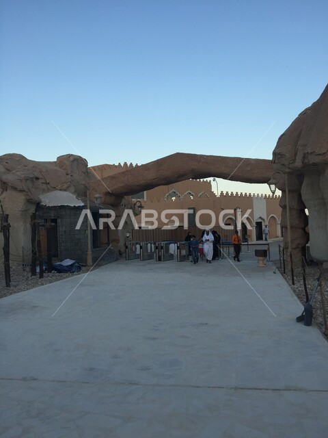 مدخل متحف أرض الحضارات، مكان ومعلم تاريخي اثري قديم في المملكة العربية السعودية، مغارة جبل القارة في الاحساء، التشكيلات والتكوينات الصخرية في الجبال، المناظر الطبيعية المنحوتة في المدن السياحية