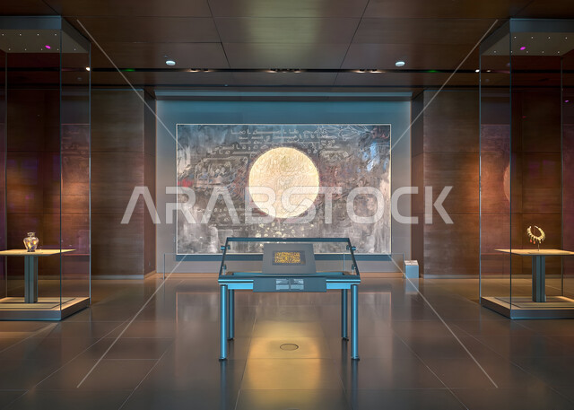 المؤسسات الرائدة في العالم للفن الإسلامي، الفن الهندسي المعماري و الديكور الداخلي للمتحف الإسلامي للفنون في العاصمة القطرية الدوحة, البهو الداخلي للمتحف مع تفاصيل السقف والجدران, أولى مشاريع متاحف قطر